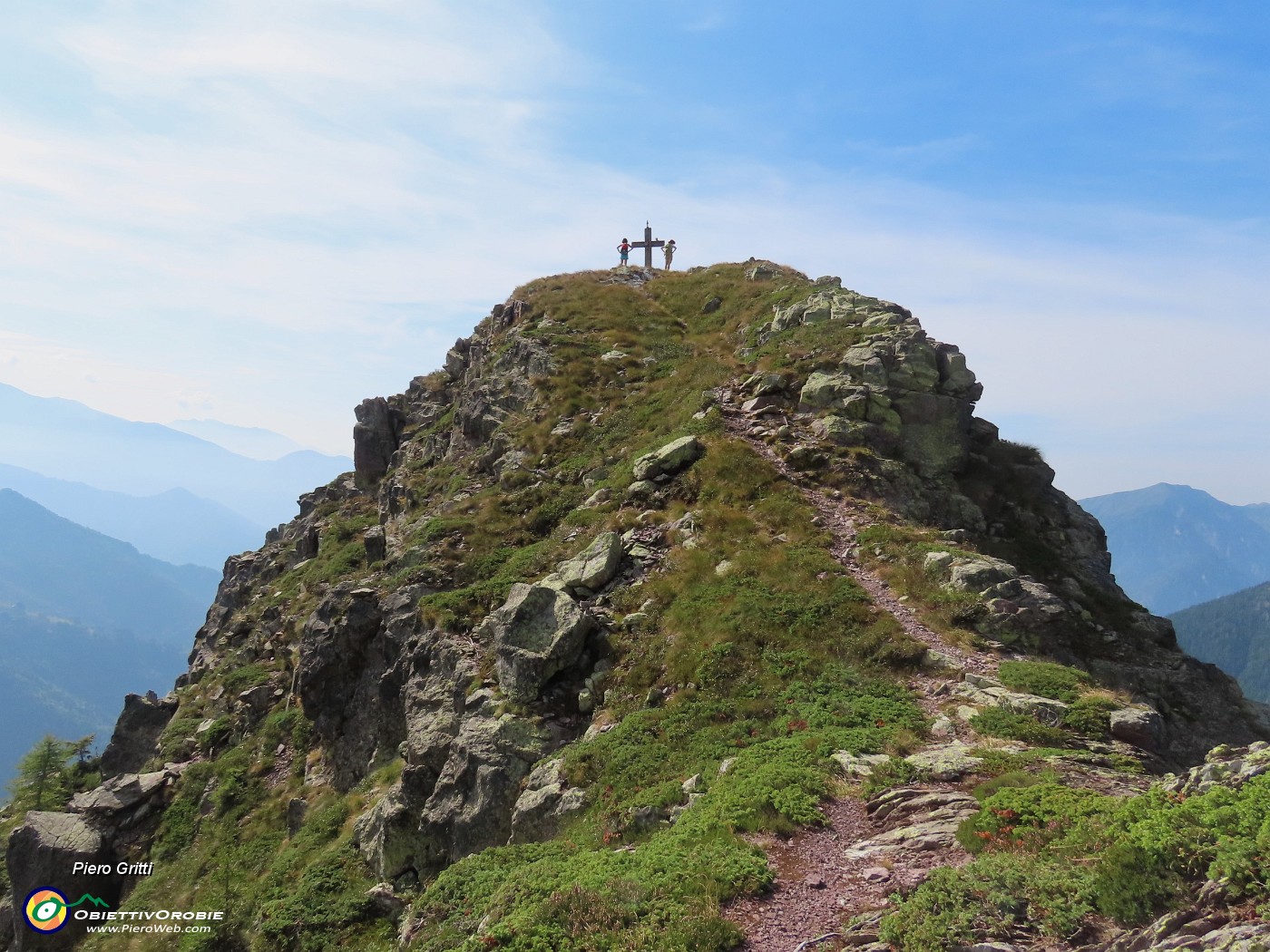 33 Debora ed Erica alla croce del Mincucco (1832 m).JPG